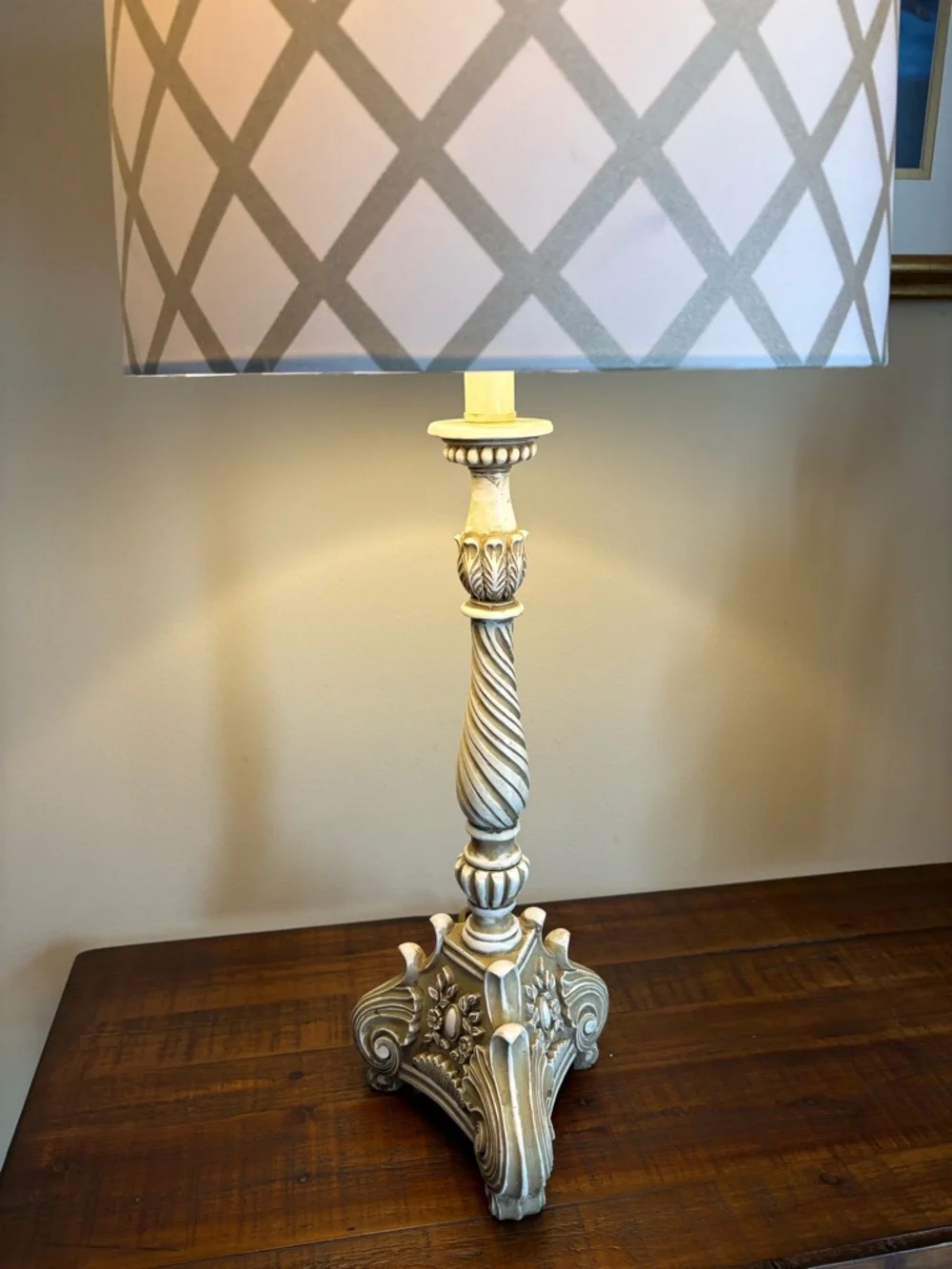 Vintage - Style Table Lamp With a Distressed White Finish/  Lattice Drum Shade - Picture 2 of 15